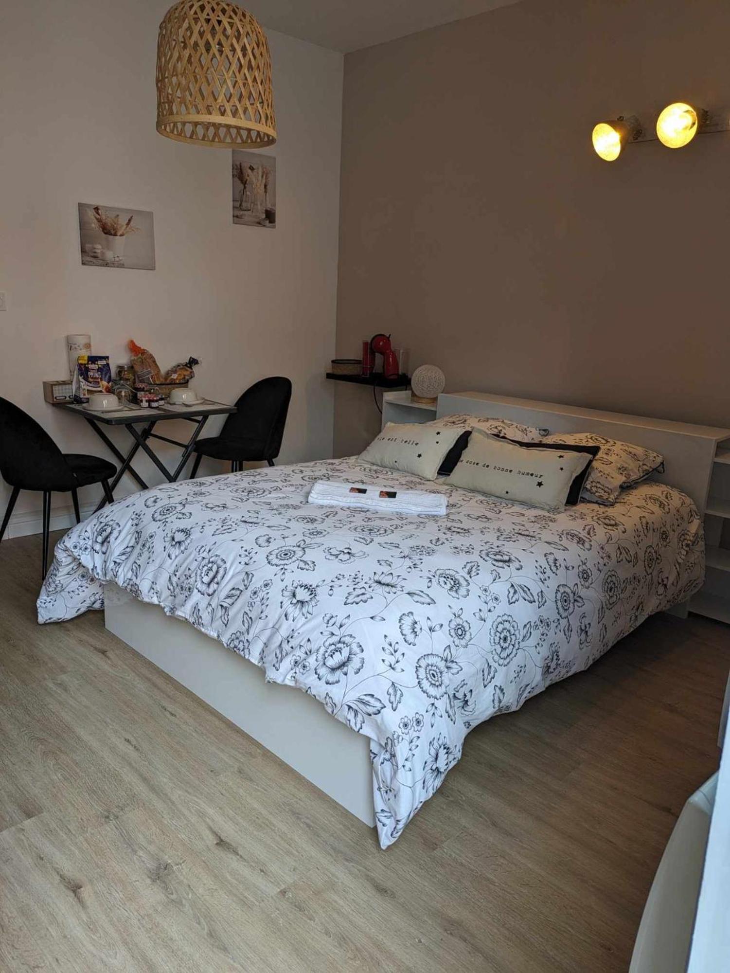 Chez Cerise Bed & Breakfast Tournay Eksteriør bilde